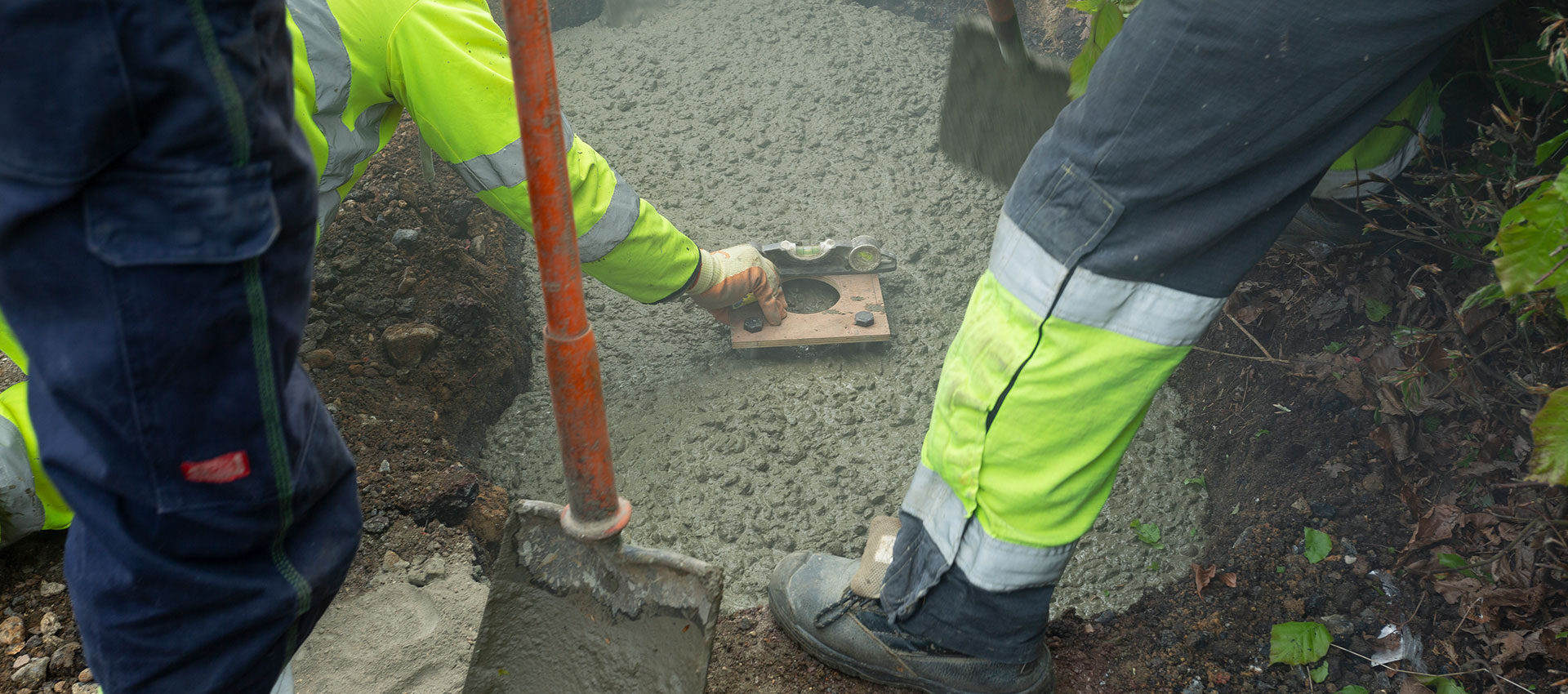 Concrete contractors laying dry sand & cement screed | EasyMix Concrete