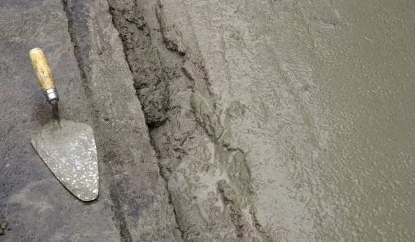 close up of a cement trowel and concrete drying | EasyMix Concrete 